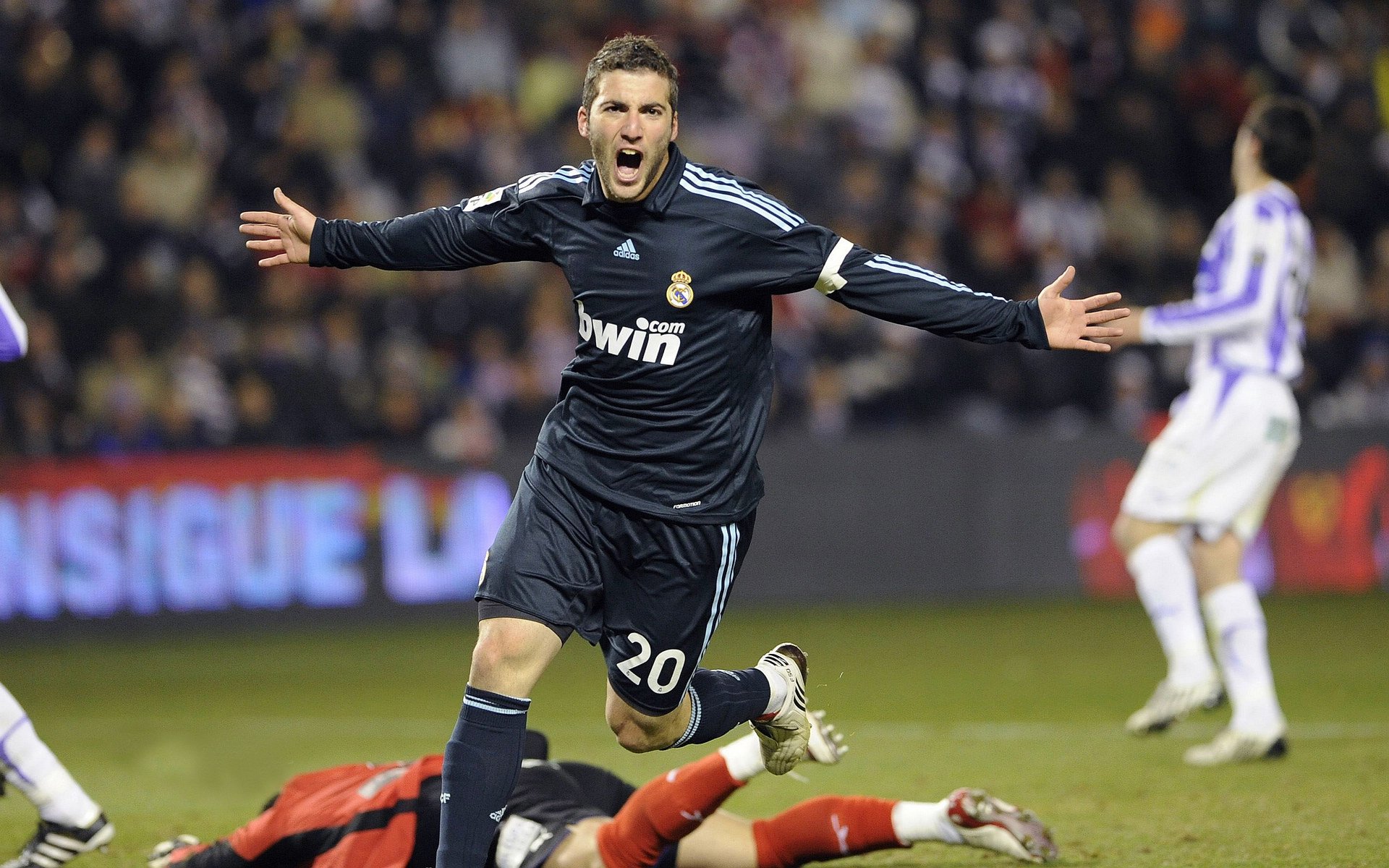 法国泳将打破尘封十年世界纪录 巴黎奥运前展现统治力